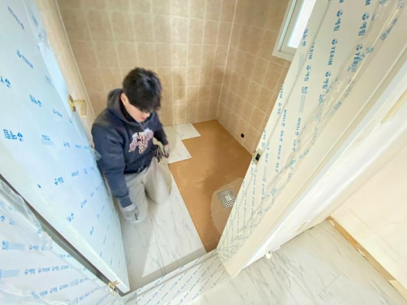 보호 필름이 부착된 문과 타일 마감 상태