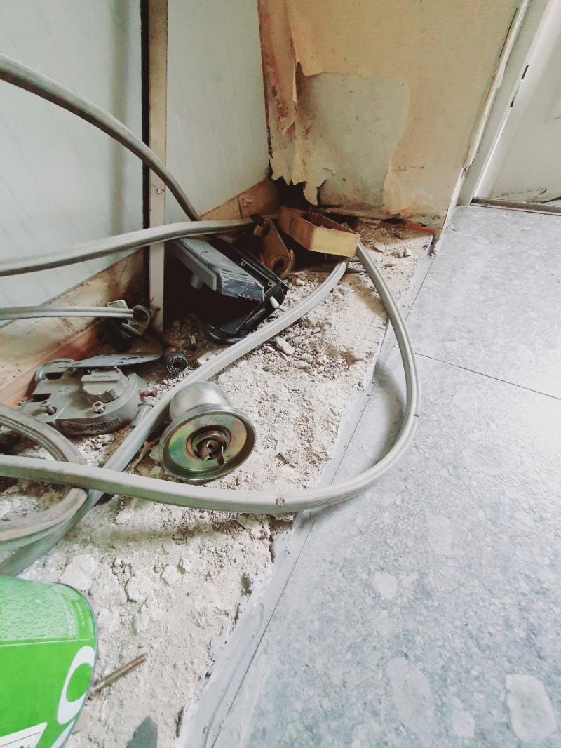 벽면 박리와 콘크리트 잔해가 노출된 지점