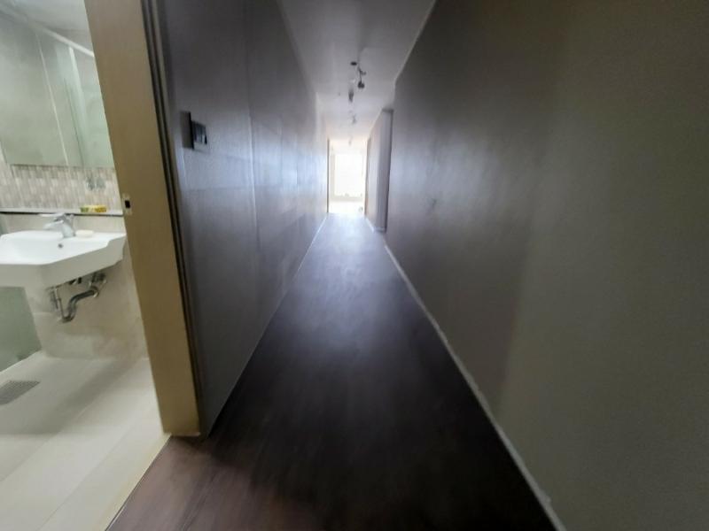 벽 수납장과 거울이 보이는 내부 세부 장면