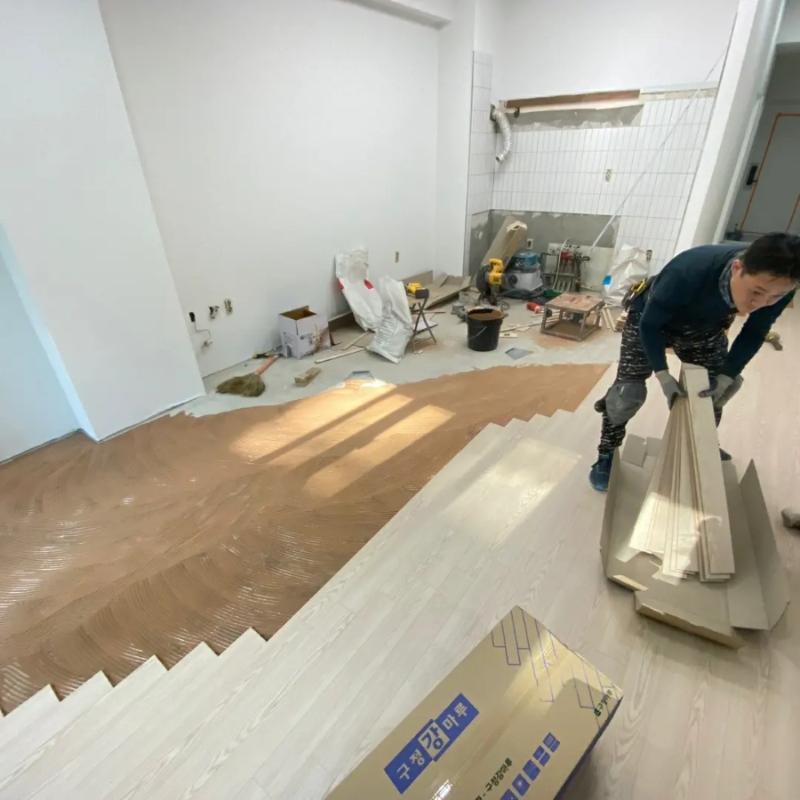 작업자가 마루재를 배치하고 있는 시공 모습