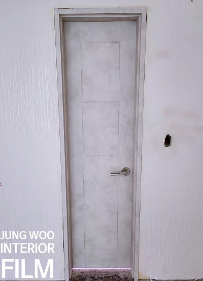 문짝과 프레임의 접합부 마감 과정