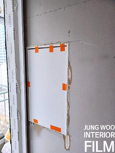 오렌지색 테이프로 고정된 벽면 보드