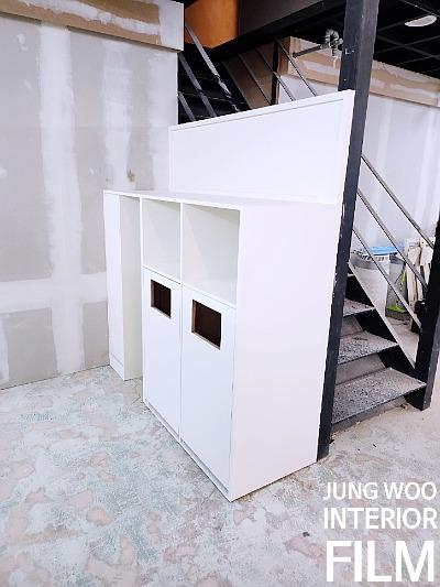 마감 전 상태의 흰색 수납장과 계단