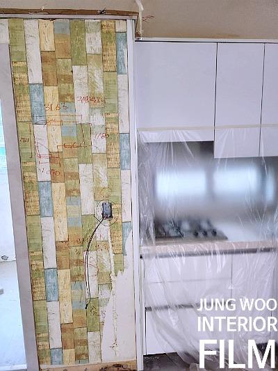 타일 벽면과 인접한 주방 수납장 주변