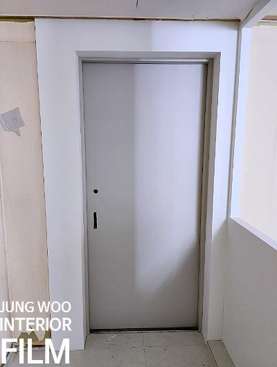 흰색 타일 바닥이 보이는 복도 도어 시공 과정