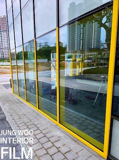 도시 풍경이 반사되는 유리창과 노란색 프레임