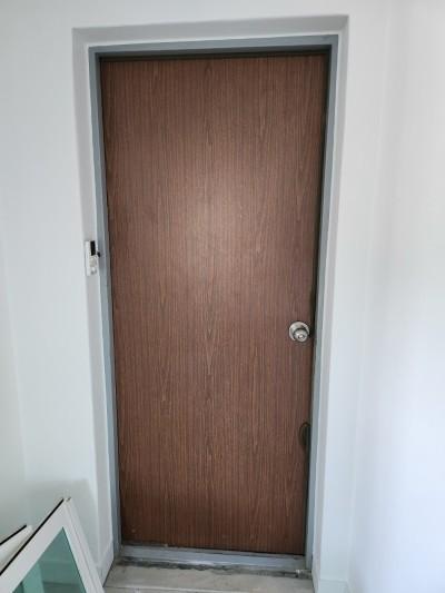힌지가 보이는 여닫이 도어와 프레임 상하부
