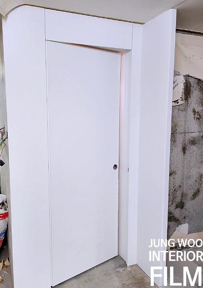 도어 프레임과 문짝 상부의 접합 부위