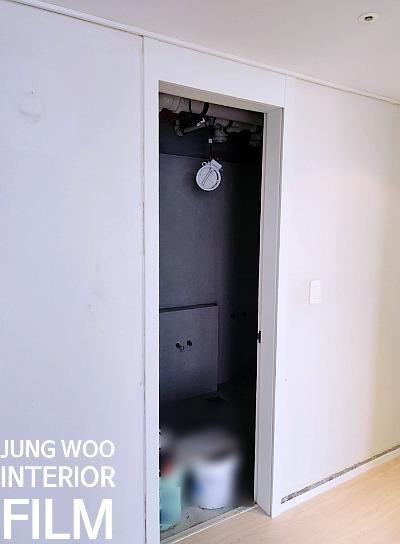 문 내부 배관이 보이는 작업 지점