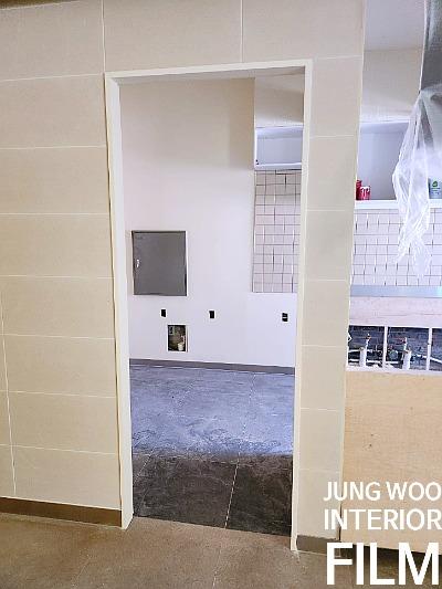 전기 소켓 구멍이 있는 타일 벽면과 문