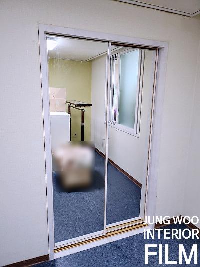 창문 프레임 상단부의 필름 작업