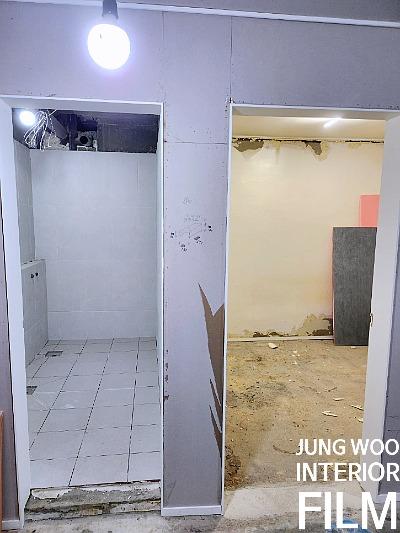 타일 바닥과 흙바닥이 공존하는 벽체 주변