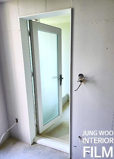 힌지가 노출된 여닫이 도어와 유리 패널