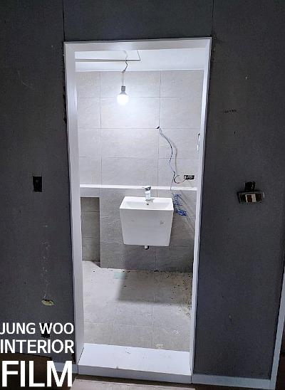 세면대가 보이는 욕실 내부 시공 장면
