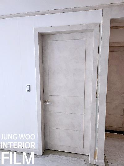 도어 프레임과 하부 패널의 접합 부분