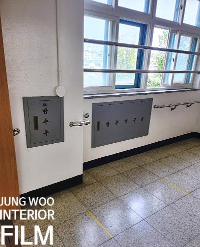 벽걸이형 수납장과 창호가 있는 타일 바닥 공간