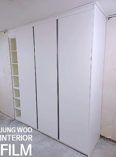슬라이딩 수납장과 벽면 선반의 필름 시공 과정