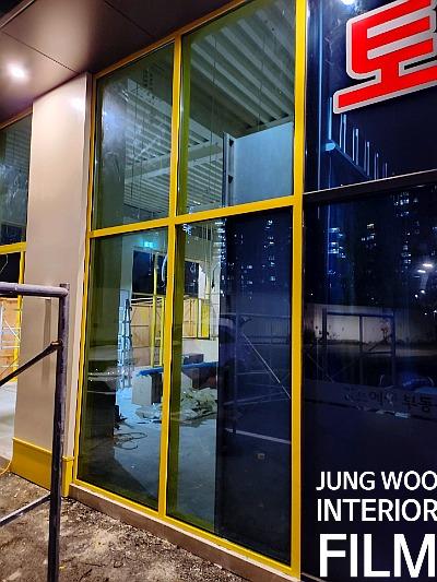 수공구를 이용해 마감 처리 중인 시공 장면