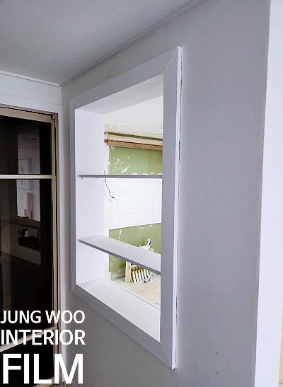 흰색 선반이 설치된 내부 공사 공간