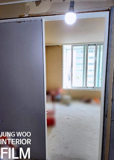 도배 작업 중인 텅 빈 실내 공간