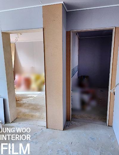 보라색 페인트 벽면과 천장 구조물이 노출된 공간