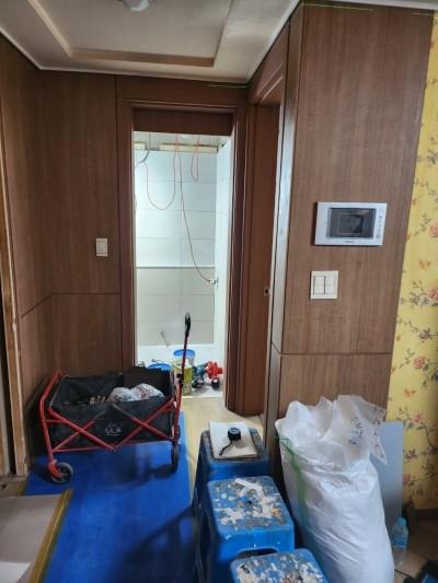 타일과 우드 바닥 경계의 섀시 시공 과정