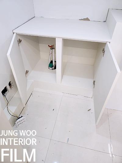 수납장 내부의 금속 구조물과 전선 노출 상태