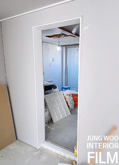 문틀 설치 공간 바닥의 자재들