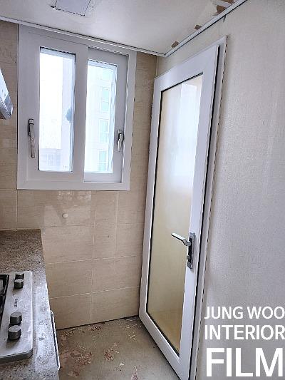베이지색 타일과 유리 도어가 설치된 주방