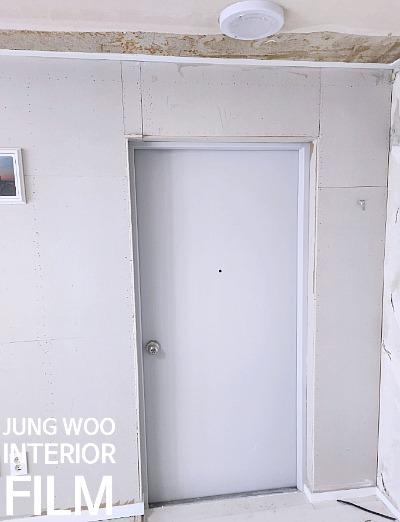 도어 힌지와 프레임 상부의 근접 시공 모습