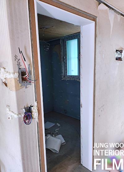 전기 박스가 노출된 벽면과 미마감된 창문 주변