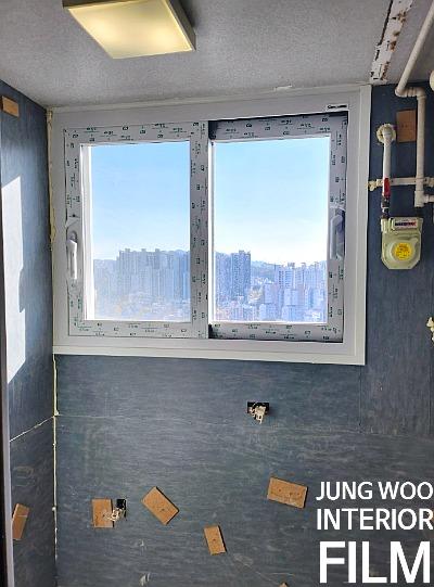 파란 마감재와 흰색 프레임이 설치된 창호 주변