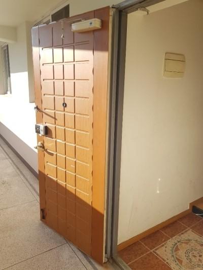 화이트와 연그레이 필름으로 톤을 맞춘 현관과 몰딩 | 은평구 수색동 대림 한숲아파트 사진
