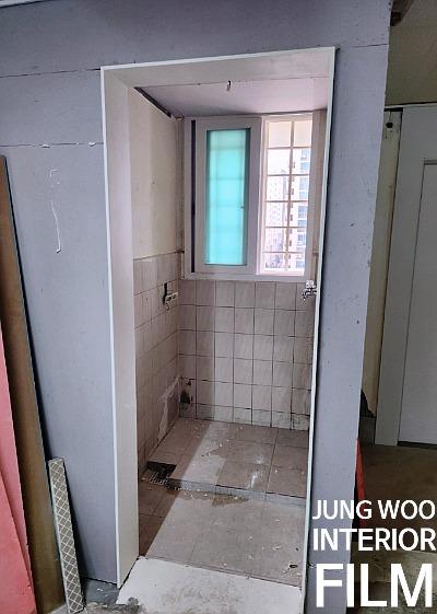 바닥 타일과 문 설치가 완료된 마감 진행 공간