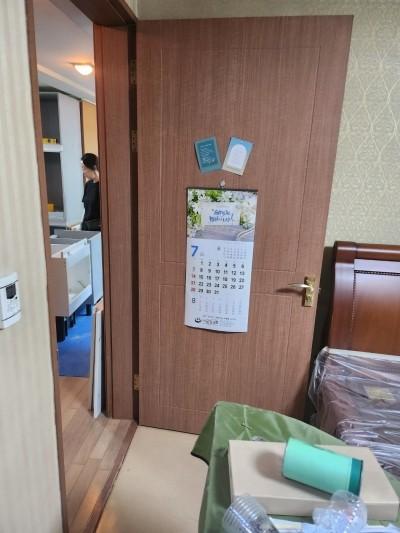침대가 배치된 방의 필름 작업 모습