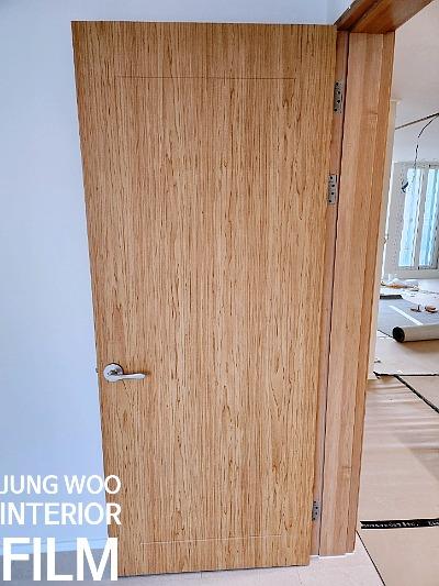 힌지가 노출된 도어의 필름 부착 과정