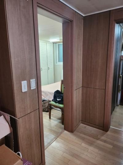 우드톤 바닥과 맞닿은 시공 구역