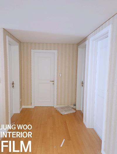 우드톤 바닥과 필름 시공 면의 모습
