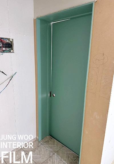 도어 힌지 주변의 필름 밀착 과정