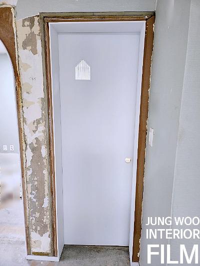 도어 문짝과 프레임의 상하부 근접 모습
