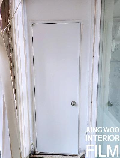 힌지와 하부 패널이 보이는 도어 근접컷