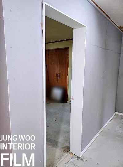 흰색 문틀의 표면을 정리하는 과정