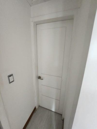 목재 마루가 깔린 복도의 도어와 벽면