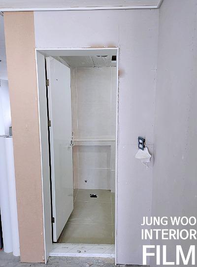 도어 옆에서 소형 도구를 사용하는 시공 장면