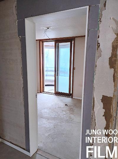 전선이 노출된 천장과 흠집 있는 벽면