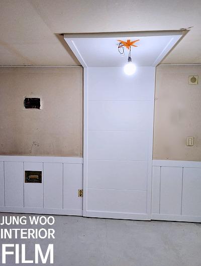 상하단 색상이 다른 벽면과 흰색 도어