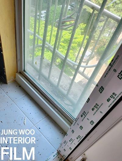 금속 방수망이 보이는 창호 프레임 근접샷