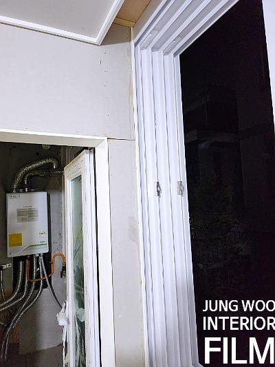 가스 밸브 배관과 인접한 흰색 문틀 근접 모습