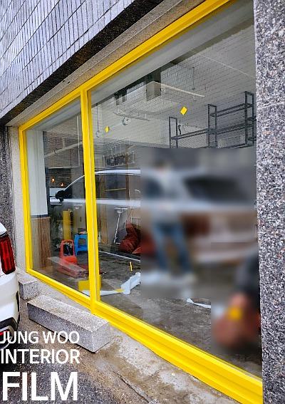 접착제 카트리지와 노즐이 놓인 작업 준비 모습