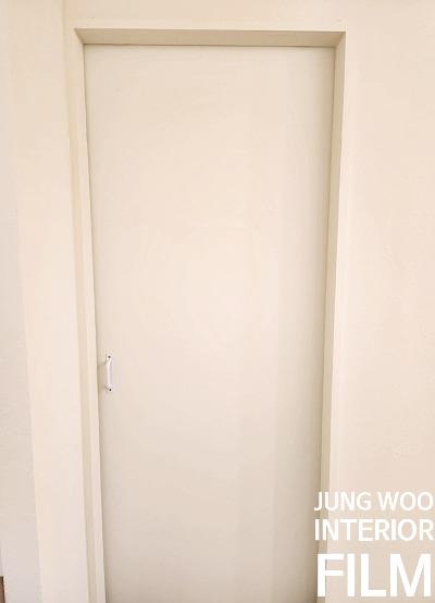 도어 프레임과 유리 패널이 결합된 부분
